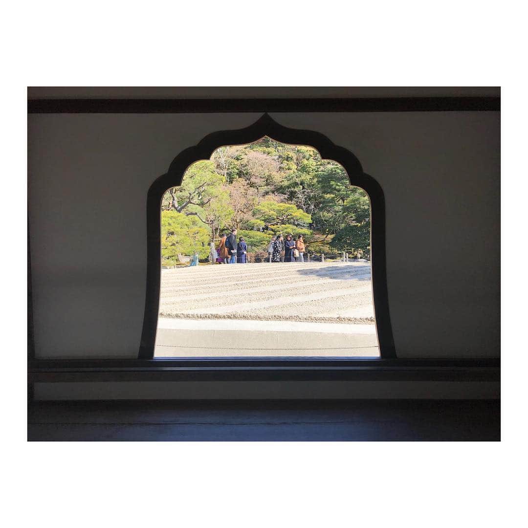 松田るかさんのインスタグラム写真 - (松田るかInstagram)「実は弾丸で京都へバビュッと⛩ ニホンキレイダナ…と思いました。 2月いっぱいで閉館しちゃうフォーエバー現代美術館で草間彌生さんの作品を堪能したり、やたら湯葉食べたり、関西弁をずっと聞いてたり、やたら寺院を巡ったり… 楽しい弾丸旅行でした◎ (ずっとすっぴんだったから顔面だけは許ちて) . #弾丸旅行 #京都 #fm2 #kyoto #寒すぎて #到着即追加アウター購入奴 #おおきに」1月22日 18時59分 - imrukam