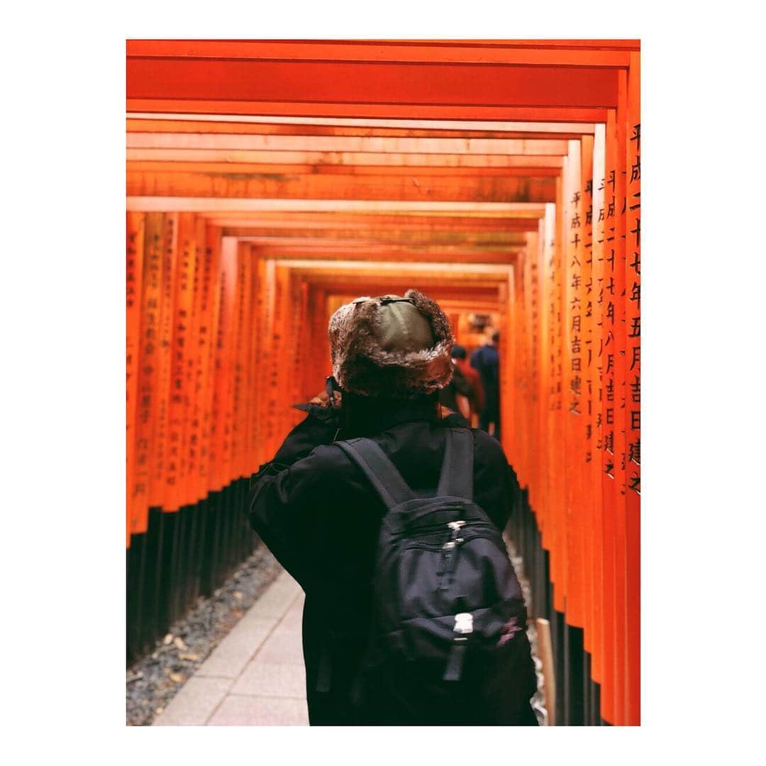 松田るかさんのインスタグラム写真 - (松田るかInstagram)「実は弾丸で京都へバビュッと⛩ ニホンキレイダナ…と思いました。 2月いっぱいで閉館しちゃうフォーエバー現代美術館で草間彌生さんの作品を堪能したり、やたら湯葉食べたり、関西弁をずっと聞いてたり、やたら寺院を巡ったり… 楽しい弾丸旅行でした◎ (ずっとすっぴんだったから顔面だけは許ちて) . #弾丸旅行 #京都 #fm2 #kyoto #寒すぎて #到着即追加アウター購入奴 #おおきに」1月22日 18時59分 - imrukam
