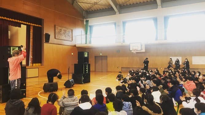 寿君さんのインスタグラム写真 - (寿君Instagram)「"西宮市立名塩小学校" 運動会の組体操で"SPECIAL THANX"を使ってくれてた小学校の貴重な授業時間で歌とお話の授業をさせて頂きました！ 純粋な皆んなの眼差しから自分も凄くパワーもらえたし @puchi_naniwa と生徒の皆んなで一緒に踊った"あー夏休み"はかけがえのない思い出になりました😊✨ 先生方や見に来てくれた保護者の皆さんにも感謝です🙏 寿君先生の授業は次は東京都立川市の学校でもあるので、今日は自分的にも凄く自信がついた日でした👨‍🏫 本当に貴重な経験をありがとうございました🙇‍♂️ #西宮市立名塩小学校 #寿君先生 #school #specialthanx #puchi浪花音頭 #music #dance」1月22日 19時31分 - kotobuki_kun_1048