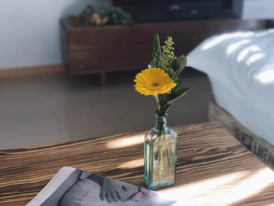 伊藤沙織さんのインスタグラム写真 - (伊藤沙織Instagram)「お花の定期便 @bloomeelife さんからお花が届きました🌼季節のお花がランダムに、受け取りが出来なくてもポストに投函してくれるので、忙しくても気軽にお花のある暮らしを始めることができます☺️💐今週のお花はガーベラ、ソリダコ、オオニソガラム、マルバルスカスです。お花の中でも、ガーベラが一番好きなので入っていて嬉しい🌼🌿 今Bloomee LIFEさんでは登録してくださった方に「初回無料クーポン」がプレゼントされるそうです💗🎁お花で明るく丁寧な暮らしをはじめてみませんか☺️ . *クーポンコード：pnik291 *有効期限：2019年3月31日 . #bloomeelife #hbv2019」1月22日 19時35分 - saori__ito