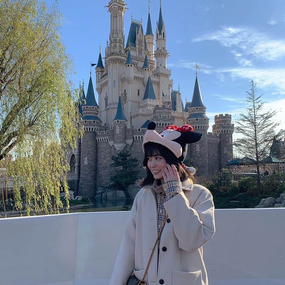 前田亜美のインスタグラム：「. . 前にディズニー行ってきたやつ⸜⌄̈⃝⸝‍笑. . . この日は晴れててディズニー日和でした✌︎. . . 早く春服でお出かけしたい…. . . コート… @17kg_official  シャツ… @burberry . . . #ディズニーコーデ #ディズニーランド #Disney」
