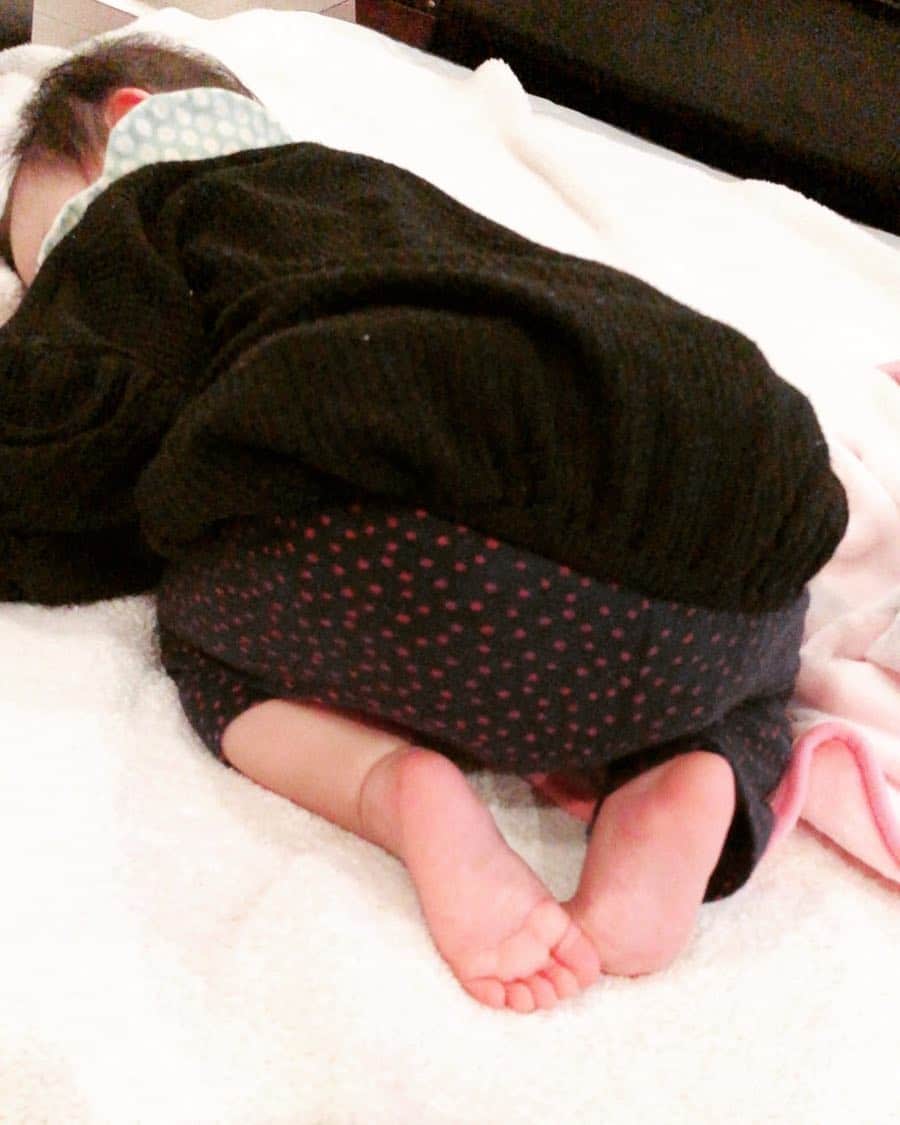 田中理恵さんのインスタグラム写真 - (田中理恵Instagram)「面白い寝方😆 まだ、一歳になってないけど 足が大きいね… ママは足のサイズ20㌢だぞ。 すぐ、抜かれちゃいそうだ。。。」1月22日 20時06分 - riiiiiie611