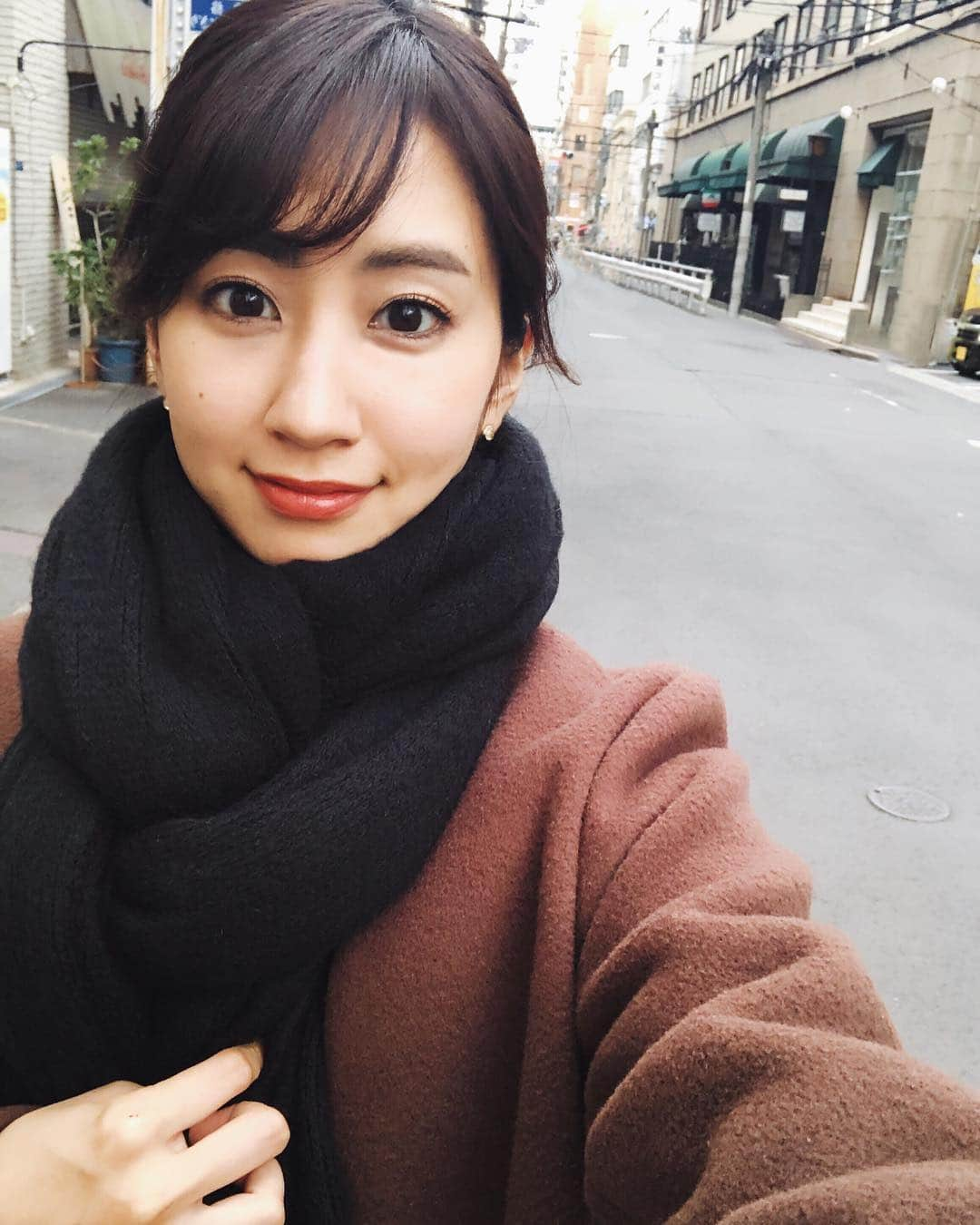 龍野伶奈のインスタグラム：「新調した赤リップ💓 ブラウンがかった赤が可愛くてお気に入り☺️ . 最近まとめて色んな色のリップ買ったから朝選ぶの楽しい😁✨ . #celvoke10 #celvoke #赤リップ」