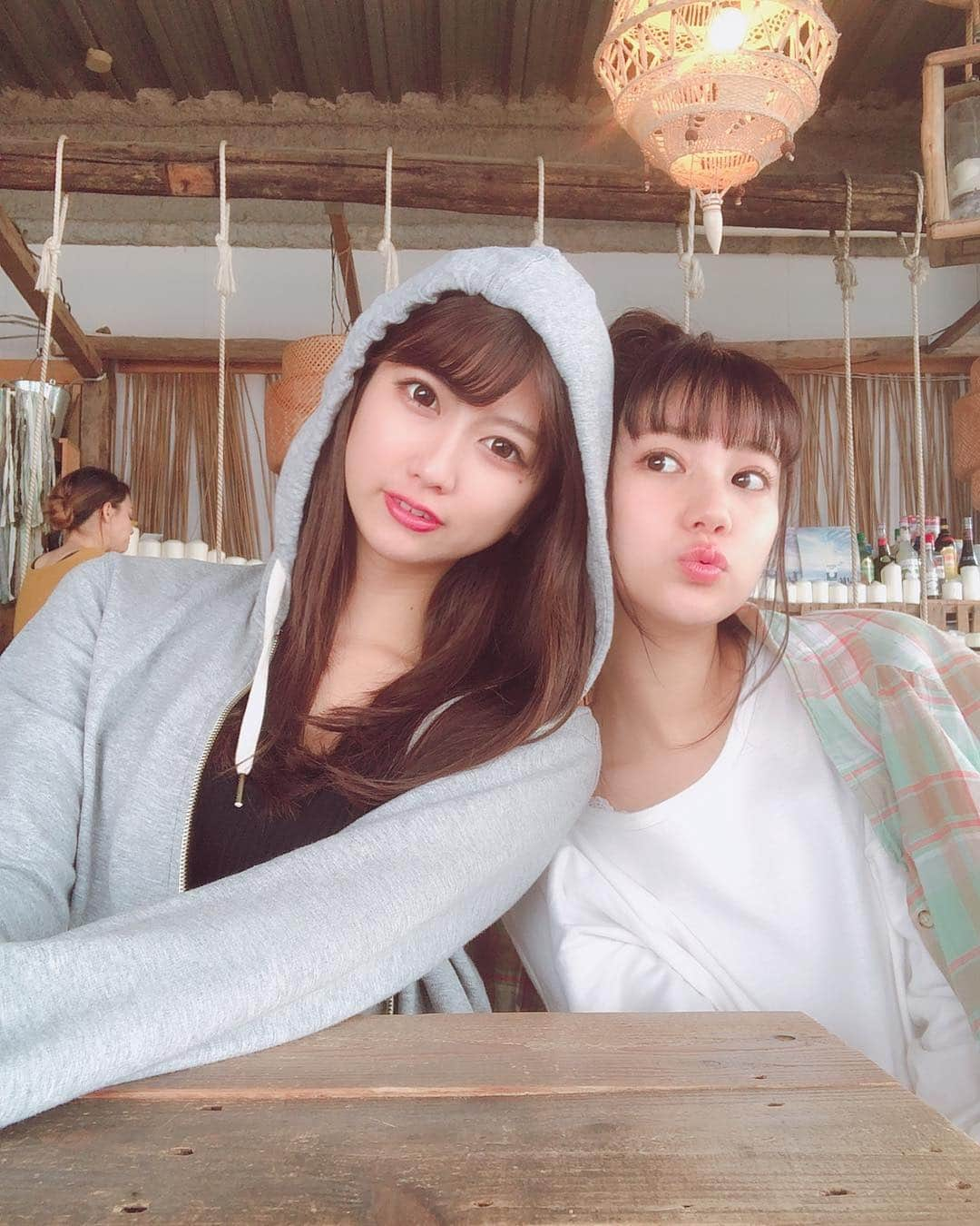 瀧山あかねさんのインスタグラム写真 - (瀧山あかねInstagram)「2日目は海を見ながらのLUNCH。 ・ ここのお店、店内から海は見えるし、ブランコなどもあってすっごくお洒落でした。素敵。 2つ前のpostもこのカフェです。  #沖縄 #カフェ#ジャングリラ#沖縄カフェ#junglila#thejunglia#okinawacafe」1月22日 23時42分 - takiyama_akane