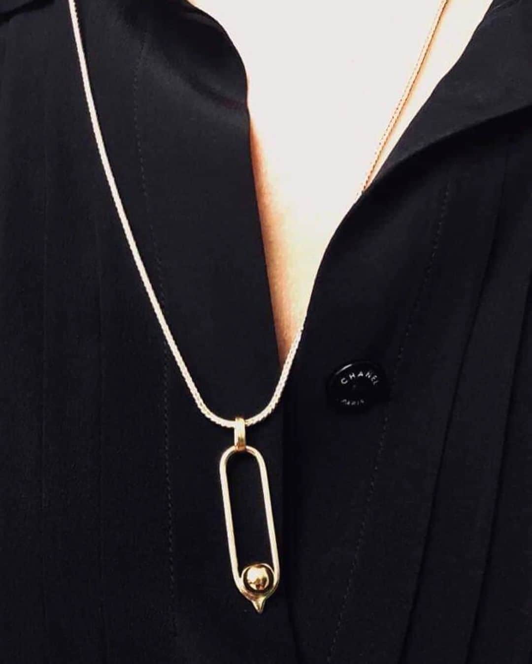グーセンス パリのインスタグラム：「Are you in love with our BOUCLE collection too?  #regram @cdmdiary . . . #goossens #boucle #necklace #CarolineDeMaigret #inlove #boucle #yellow #gold #brass」