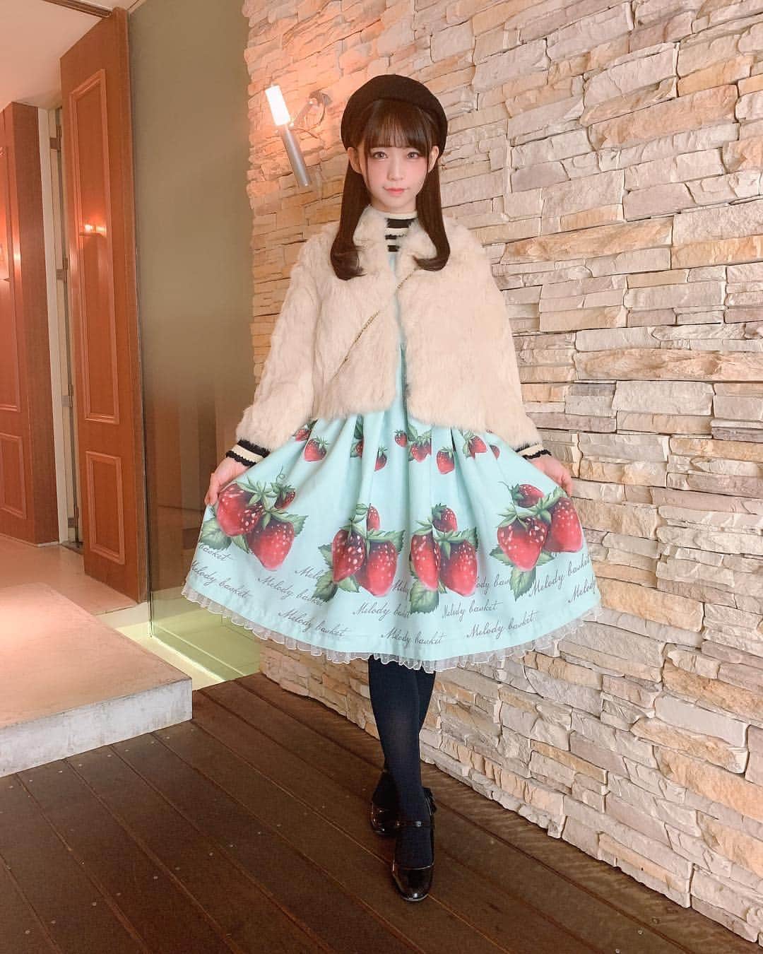 深澤翠さんのインスタグラム写真 - (深澤翠Instagram)「上着を着るとこんな感じでした🍓  みーちゃんとおそろにしたくて 久しぶりに可愛い感じのコーデでお出かけしたので珍しくちゃんと全身撮ってもらいました🥰  #melodybasket #girlyfashion」1月23日 1時03分 - midorifukasawa