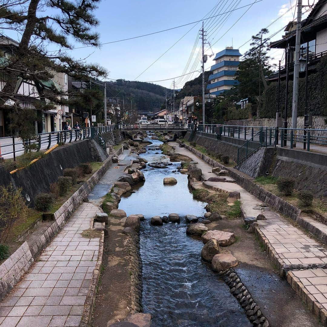 佐竹明咲美さんのインスタグラム写真 - (佐竹明咲美Instagram)「この土日は、仲良しの美人カメラマンと 1泊2日の島根旅行へー！ 自然に触れて、おいしいものを食べて、温泉につかって エネルギーチャージ完了(*^▽^*) #出雲大社 #八重垣神社 #玉造温泉 #宍道湖 #女子旅 #カメラマン  #ビールを飲んだあとはいつもこの顔らしい #カニが旬 #出雲そばおいしかった #カメラを構える後ろ姿がきれい #島根でもからあげ #滴る肉汁はいつまでも見ていられる #てんしのはしご」1月23日 1時16分 - asami_satake