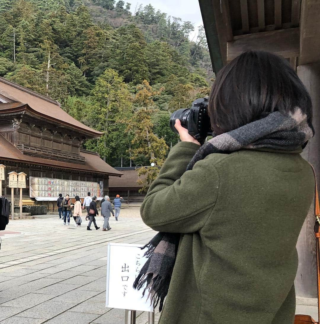 佐竹明咲美さんのインスタグラム写真 - (佐竹明咲美Instagram)「この土日は、仲良しの美人カメラマンと 1泊2日の島根旅行へー！ 自然に触れて、おいしいものを食べて、温泉につかって エネルギーチャージ完了(*^▽^*) #出雲大社 #八重垣神社 #玉造温泉 #宍道湖 #女子旅 #カメラマン  #ビールを飲んだあとはいつもこの顔らしい #カニが旬 #出雲そばおいしかった #カメラを構える後ろ姿がきれい #島根でもからあげ #滴る肉汁はいつまでも見ていられる #てんしのはしご」1月23日 1時16分 - asami_satake