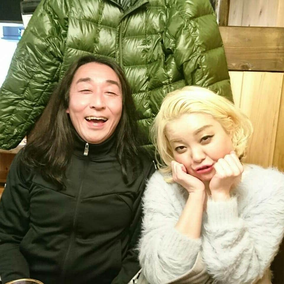 キートンのインスタグラム：「超久しぶりの吉本のライブ後に、もう一生会わないかもしれない、ツジカオルコと酒を飲む。 あんなネタをやっていますが、女芸人で一番ピュアな娘です。 たぶんバージン。 #ツジカオルコ #ガンバレ #キートン」