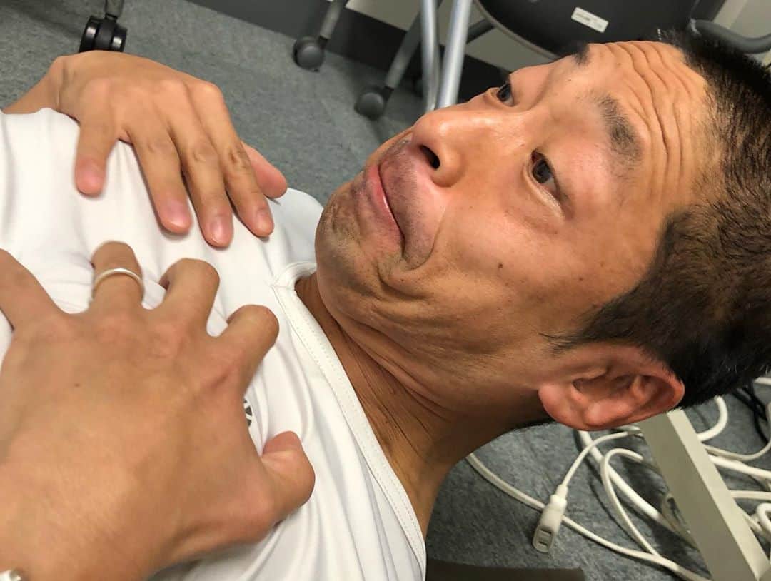 のインスタグラム：「#団長足ツボマッサージ #足ツボマッサージ団長治療中 #足底筋膜炎が改善された #団長安田 #安田大サーカス団長 #団長トライアスロン #今シーズンはケアもしっかり」