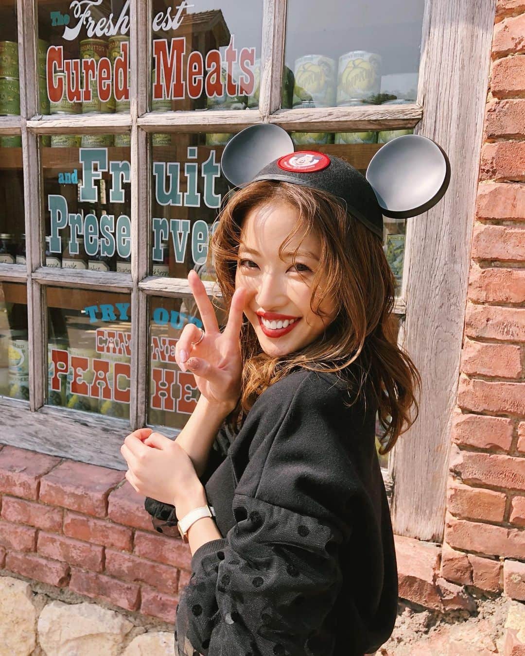 舟山久美子 くみっきー さんのインスタグラム写真 舟山久美子 くみっきー Instagram ミッキーの耳とドットのトップスはぴったり合います 動きやすい トレーナーに着替えたよ ディズニーランドに行くときってコーデも考えるの楽しいよね