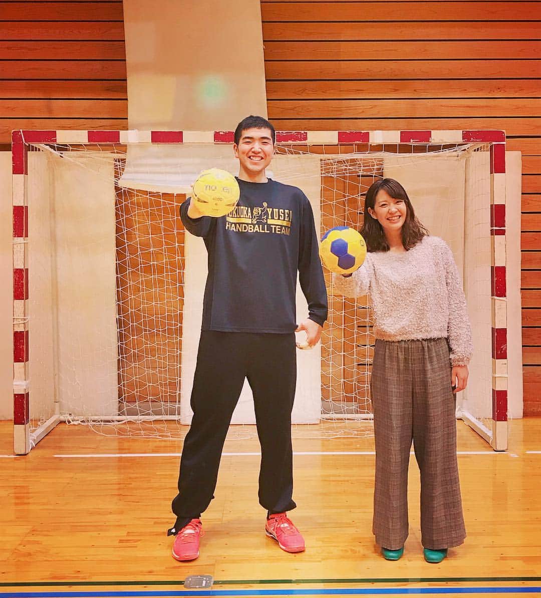 上杉あずさのインスタグラム：「. 今週のRKBラジオ｢ホークス＆スポーツ｣ #みらスタ は #祐誠高校 #ハンドボール部 の #角陸輝 (すみ りくき)選手をご紹介します🤾‍♂️ 身長195cmの大型GK！166cmの上杉は圧倒されました～！身長だけじゃない、夢も胃袋もデッカイ角くんのインタビューはとても面白かったです🎶そしてとある特技があり、まさかの #二刀流 でした🤭❤️ これから楽しみすぎるみらスタ君です✨ もちろん、ハンドボールの迫力にも魅了されました✨早く試合を観にいきたい！！ぜひ放送聴いて下さいね😆お楽しみに🌈 #rkbrhs #rkb #radiko #radio #interview #sports #handball #player #u19 #japan #ハンドボール #日本代表 #東京五輪 #世界選手権 #2020 #高校生 #スポーツ #ゴールキーパー #gk #big #high #star #身長差 #🤾‍♂️」