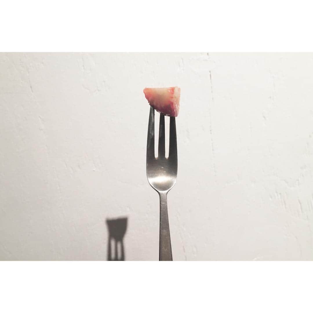 加藤小夏さんのインスタグラム写真 - (加藤小夏Instagram)「細かくされた上にフォークで刺されて晒される 苺ちゃんの心情」1月23日 16時05分 - __cnp_