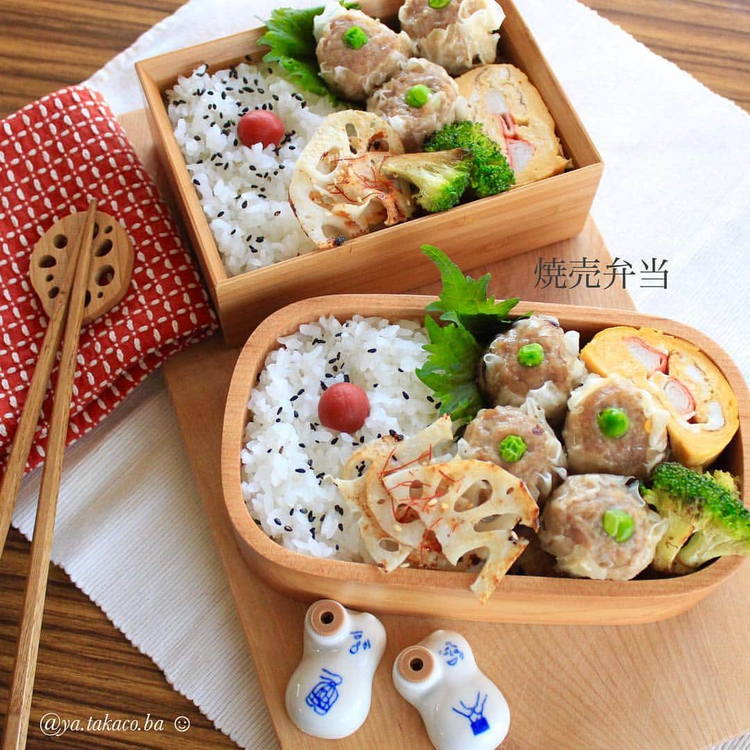 takakoのインスタグラム：「お弁当×5日分。 ・ １、焼売とカニカマ入り卵焼き ２、野菜の肉巻きと卵サラダ ３、油淋鶏とポテチーズサラダと胡麻和え ４、牛肉のしぐれ煮とれんこんチーズ ５、唐揚げとひじき ・ ・ 1週間ぶり投稿だけど お弁当は一応毎日作ってました🍱 せっかく撮ってもなかなか載せられないな〜 なんて思っていたけど、 複数枚投稿すれば良いんだ！ という簡単なことに今頃気付いて、 まとめて投稿です😂 並べて見るとアイザワの丸弁の頻度が高いな👀 ・ ・ ・ 何年越しか、ずーっと気になってた ユーキャンのペン字講座を申し込みました🤭 今年の目標をひとつ追加。 目指せ、脱へぼ字！！✍🏻 ・ ・ ・ ・ ・ ・ #お弁当 #おべんとう #お昼ごはん #昼ごはん #ランチ #焼売弁当 #焼売 #お昼が楽しみになるお弁当 #obento #bento #lunch #lunchbox #foodstagram #japanesefood #onigiri #macaroni #cooking #lin_stagramer #delistagrammer #cookingram #yammy #アイザワ #工房アイザワ #曲げわっぱ弁当 #曲げわっぱ」