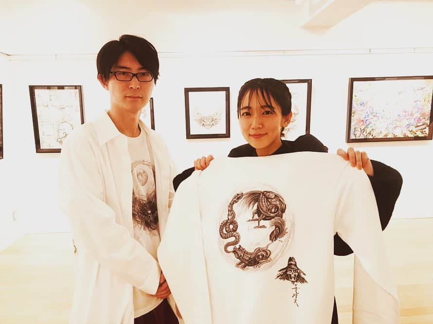 吉岡里帆さんのインスタグラム写真 - (吉岡里帆Instagram)「笹田靖人個展「Y」  ラジオゲストで来て頂いた笹田さん。今回も制作過程や意図を一作品ずつ話して下さるスタイルでとても楽しかった。  サインの髑髏はヨウジさん。 (写真は撮影、掲載の許可が出ているものです)」1月23日 8時14分 - riho_yoshioka