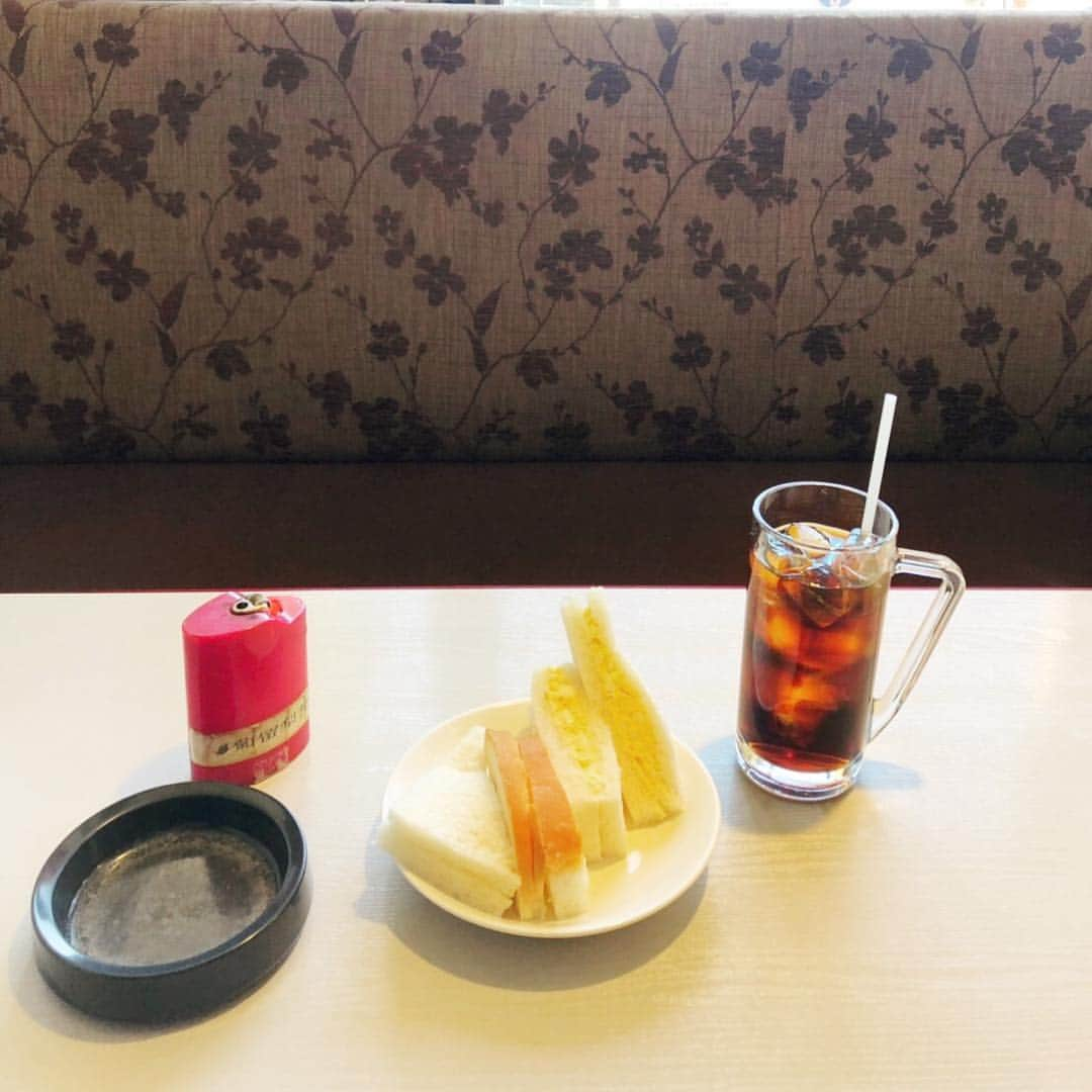 黒江美咲さんのインスタグラム写真 - (黒江美咲Instagram)「. 【珈琲屋葡留梨梵@春日井】 ただならぬネーミングが気になって入店。 ブルーリボンと読むみたい💡 ドリンクには、トーストorサンドイッチがサービス。 ジョッキで冷コーうれしい😇 タバコ吸わないけど ライターが胸熱すぎるので共にパチリ。  #愛知モーニング開拓#冷コーサイコー#喫茶店モーニング#葡留梨梵#駐車場は軽トラ率高めでアットホーム」1月23日 9時31分 - kurosie