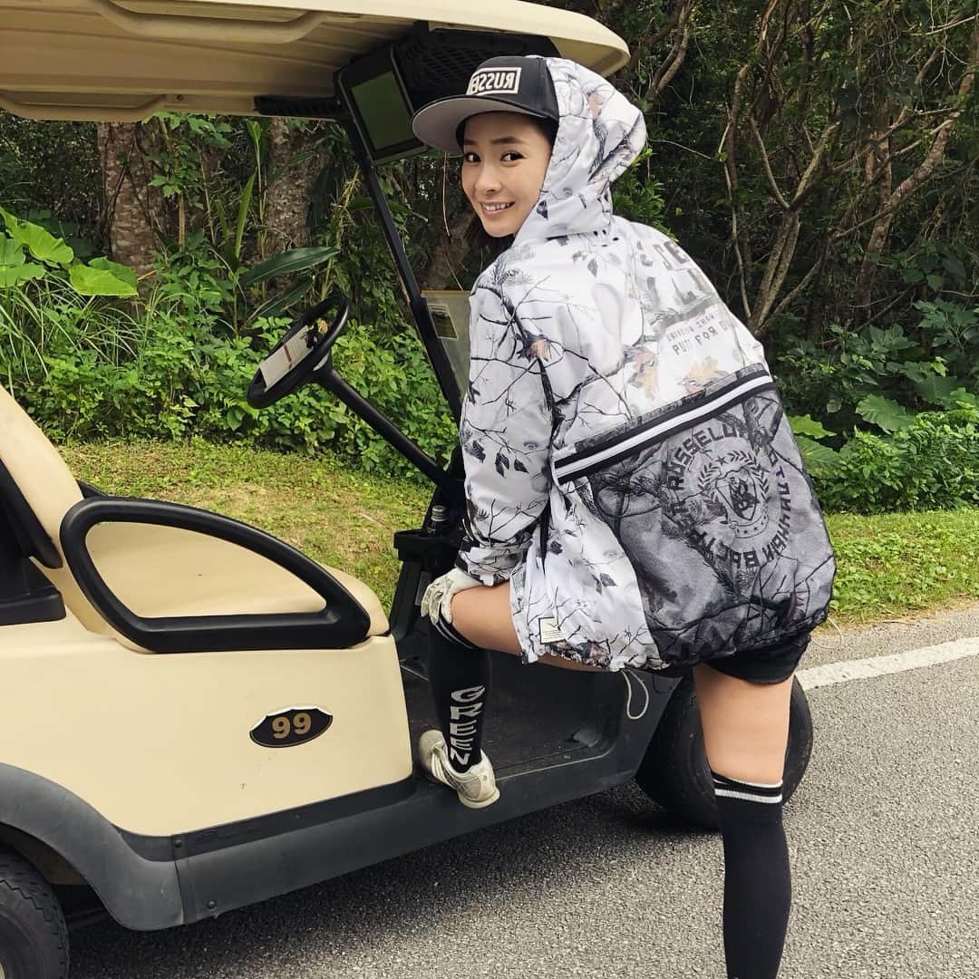 のインスタグラム：「. . Russeluno AWが可愛すぎて♡ . . ゴルフファッションはだいたいストリート系♡ . . . #golffashion #golfstyle #golfstagram #golflife #golfwork#golfgirls#okinawagolf#russeluno#nikegolf#haisaigolfgirl #ゴルフ女子#ストリートファッション#メンズファッション #おしゃれゴルフ#はいさいゴルフガール #ゴルフウェア #ゴルフ好きと繋がりたい」
