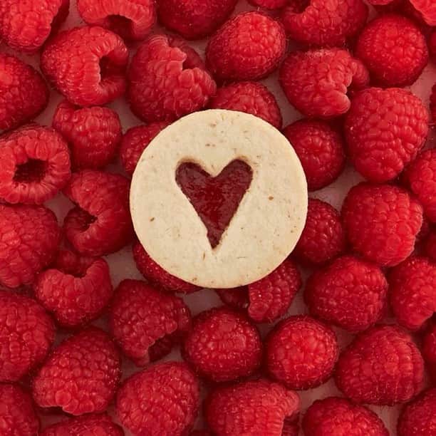 DEAN & DELUCAのインスタグラム：「Think ahead...A sweet and sophisticated Valentine’s Day treat! ❤️ cookies, filled with strawberry and raspberry jam, inspired by the Austrian linzer torte. Tap the link in bio for more info! 🍓」