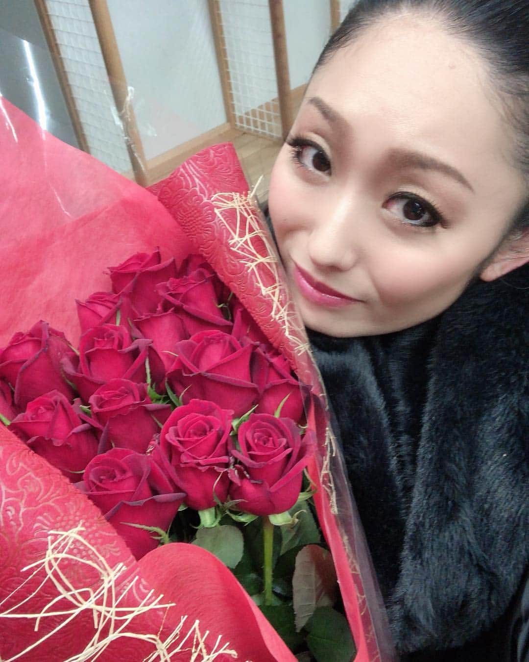 安藤美姫さんのインスタグラム写真 - (安藤美姫Instagram)「🌹🌹🌹love 🌹🌹🌹 🌹thank you so much🌹 ♥️花冠いつもありがとうございます♥️ #花冠 #princeiceworld #PIW #nagano #長野 #大好き」1月23日 12時57分 - miki_m_ando0403