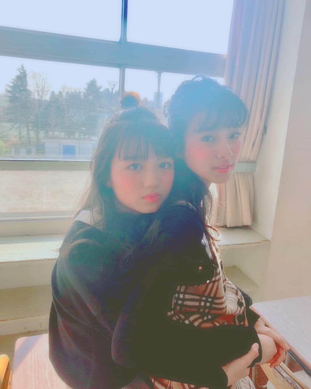 ニコ☆プチのインスタグラム：「🌼🌸 窓ぎわでふわふわなここはとあんちゃん♡ #阿部ここは #田中杏奈」