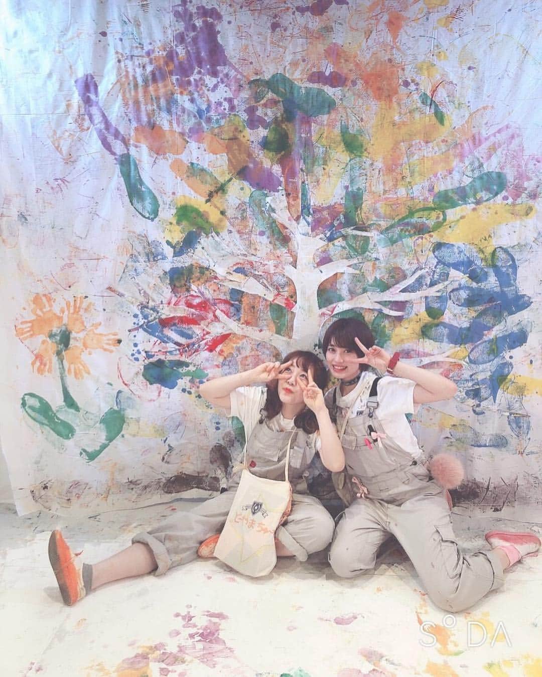 横川ユカのインスタグラム：「#菅生ゼミ休講のお知らせ の写真まだまだあるよ～  今回は卒業制作(卒制って言うらしい)の前で記念撮影、ちゅーとふたりバージョン！  2枚目は謎の百合感。笑  ちゅー(本多礼奈ちゃん)はすっごく小さくて可愛くて小学生なのにキレキレに踊れるしNYに旅行行くし、意外とすっごくさっぱりしてて男前な気がする( ¨̮ )NYのお土産、お部屋にちゃんと飾ってるよ～ありがとう！  #百合 #セルフィ #selfie #セルフポートレート #ポートレート #portrait #カメラ女子 #igers #igersjp #lovers_nippon_portrait #stage #actress #actor #菅生ゼミ休講のお知らせ #ny #ダンス #スターフィールド劇場 #美大 #大学 #ゼミ #art #paint #ペンキ #つなぎ女子 #卒業制作 #fashionphotograpy #instafashion #Instagram #iphoneカメラ女子 #菅生ゼミ休講のお知らせ」