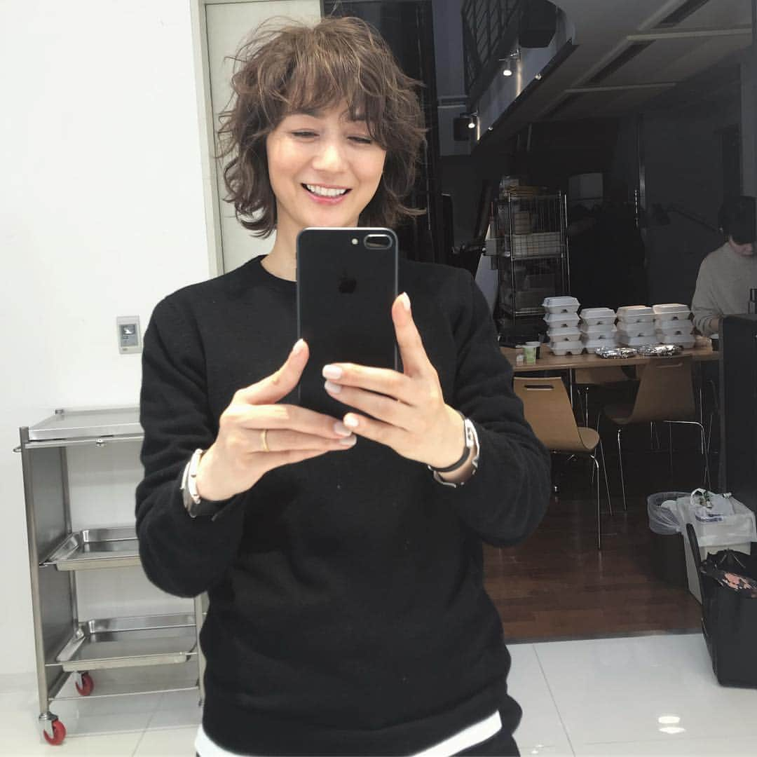 富岡佳子さんのインスタグラム写真 - (富岡佳子Instagram)「今日のヘアスタイルは、アイロンでクルクル巻いてもらいました。 編集の方に「2週間前より随分伸びましたね！」と言われました。ほんと髪伸びるの早いみたいですね☺︎」1月23日 14時11分 - yoshikotomioka