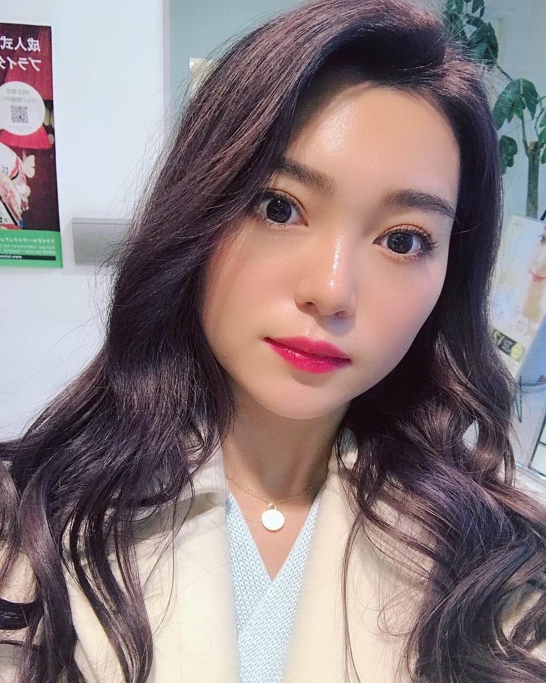嶋優花のインスタグラム：「💇🏼‍♀️ . . ブリーチして、 パープルアッシュになりました💜 . 抜けるのたのしみ🧖‍♀️ . #初ブリーチ #パープルアッシュ #黒髪キャラはどこへやら #☺️」