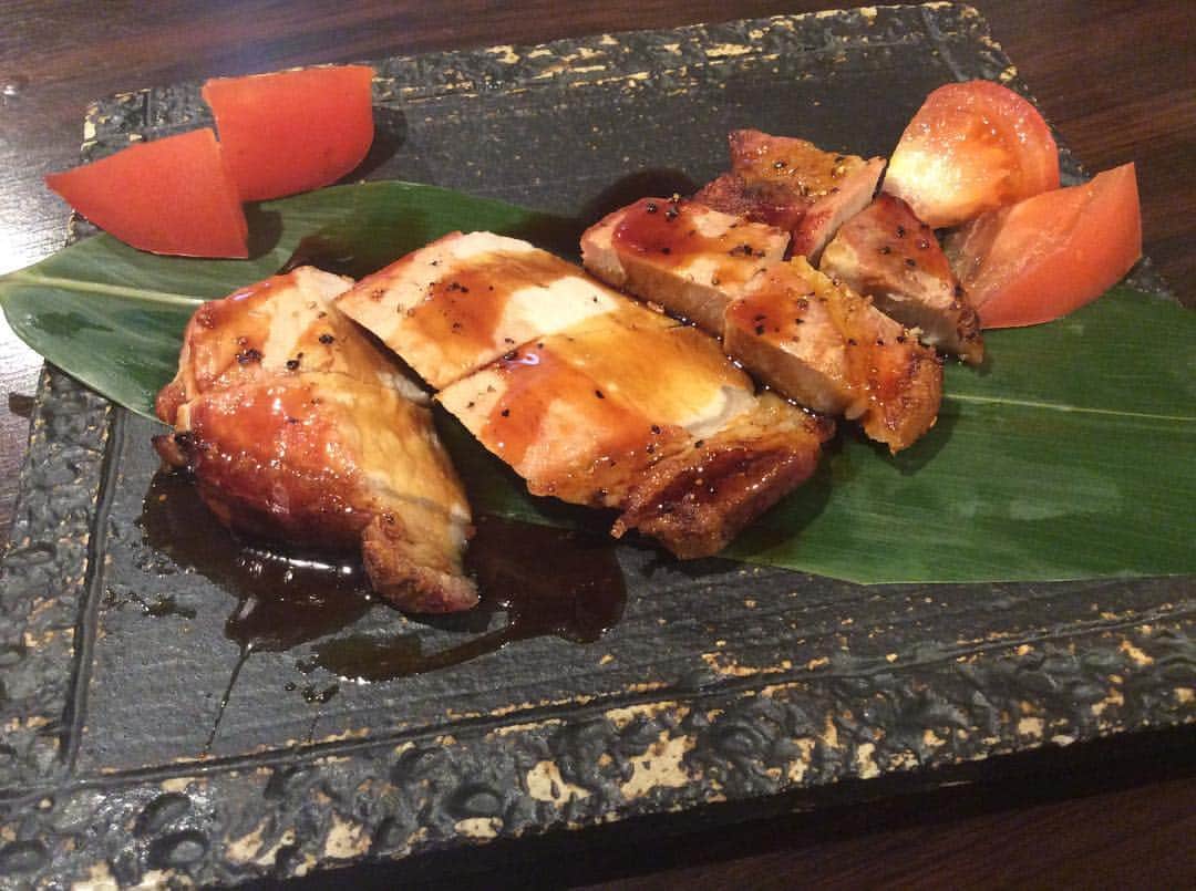 泳ぎイカ 九州炉端　弁慶 姫路店のインスタグラム：「こんばんは！弁慶姫路店です！こちらコース料理の豚もも山賊焼きになります💁‍♂️ 今年1年ありがとうございました😊来年もどうぞよろしくお願いします！良いお年をお迎え下さい😌✨ #弁慶 #姫路 #駅前 #山賊焼 #飲み放題 #忘年会 #お酒 #ビール #居酒屋」