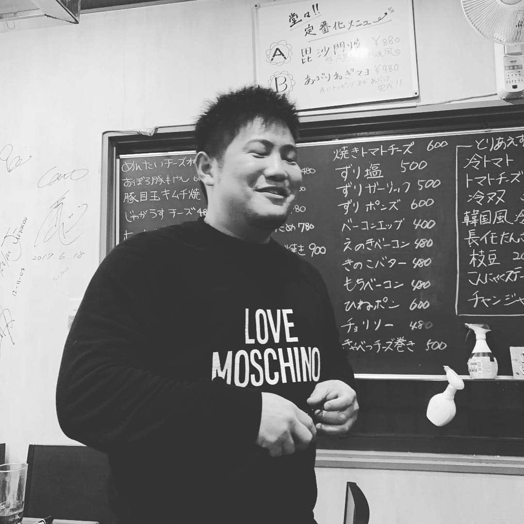 野間峻祥さんのインスタグラム写真 - (野間峻祥Instagram)「今日も毘沙門に来ております！ 僕の同級生の店です！ そして新メニュー一緒に考えて作ってもらいました！笑めちゃくちゃ美味いから皆さん食べに来てください！笑 #毘沙門#毘沙門さん店主#ござ兄#三木市#店主同級生 @bisyamon.0501」12月30日 22時29分 - noma.37