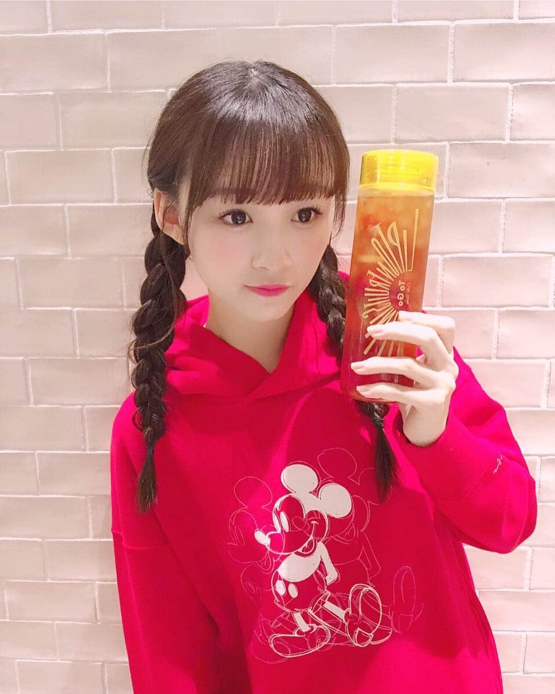 音嶋莉沙さんのインスタグラム写真 - (音嶋莉沙Instagram)「東京で期間限定であったリプトンが 福岡にオープンしてたから行ってきたよ💕  ミルクティーも飲んだんやけど 美味しかったぁ☺️ ✨✨ 👗Risaコーデ👗 one-piece❤︎ @uniqlo  #Lipton #リプトン #ユニクロ #ディズニー #三つ編み #Risaコーデ」12月30日 22時52分 - otoshima_risa