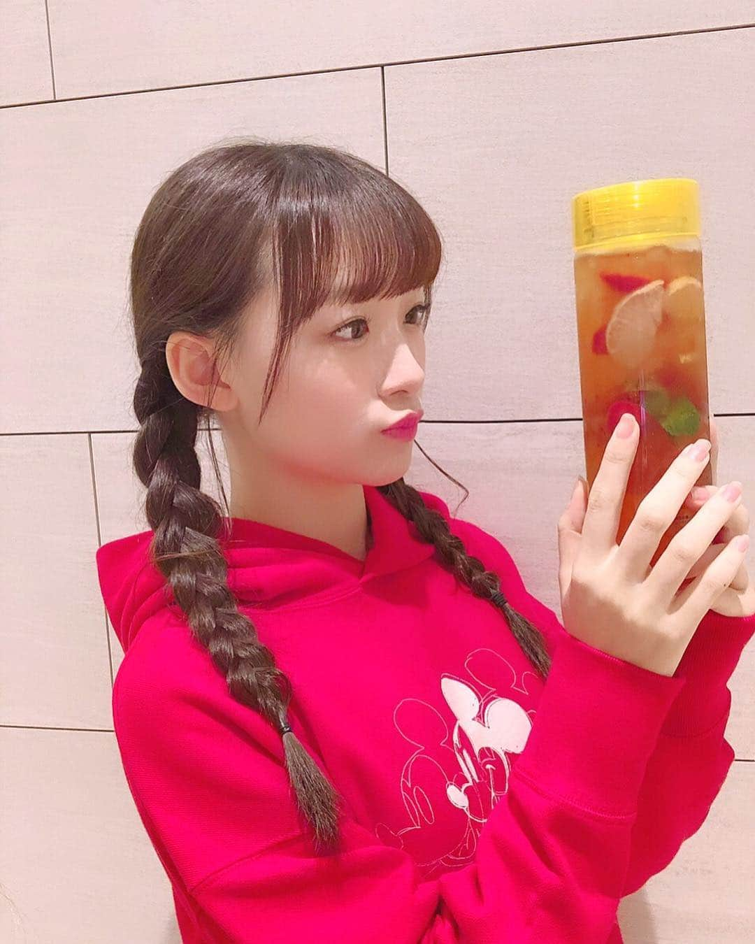 音嶋莉沙さんのインスタグラム写真 - (音嶋莉沙Instagram)「東京で期間限定であったリプトンが 福岡にオープンしてたから行ってきたよ💕  ミルクティーも飲んだんやけど 美味しかったぁ☺️ ✨✨ 👗Risaコーデ👗 one-piece❤︎ @uniqlo  #Lipton #リプトン #ユニクロ #ディズニー #三つ編み #Risaコーデ」12月30日 22時52分 - otoshima_risa