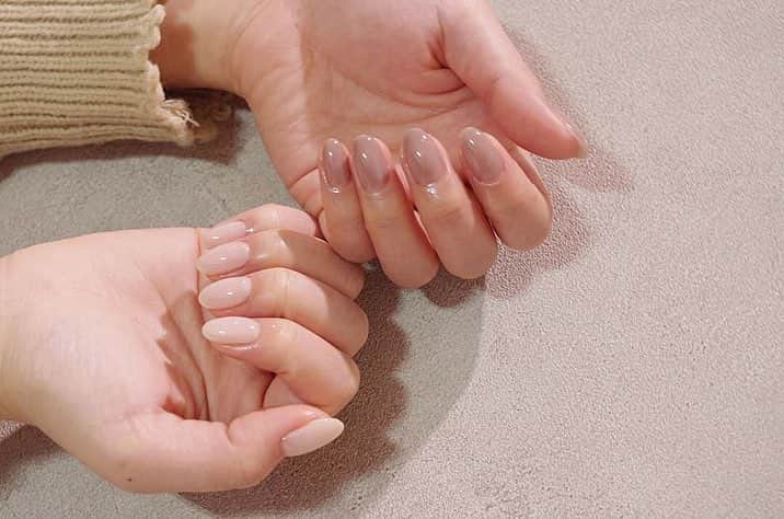 藤川沙弥のインスタグラム：「年内最後のネイルはシンプルに💅🏻﻿ offwhite×gray beigeの﻿ アシンメトリー♡﻿ 単色なシンプルなネイルって、特にだけど﻿ 色味と形が大切だと思う🥰﻿ まさに…!な、﻿ 好みの色作ってくれました🥺💕﻿ ﻿ ﻿ ﻿ ﻿ ﻿ #diptyMOILA_2018ssnail﻿ #diptyMOILA ﻿#diptyMOILA_spot﻿ #nail#ネイル﻿#単色ネイル#シンプルネイル #sayapi_nail」