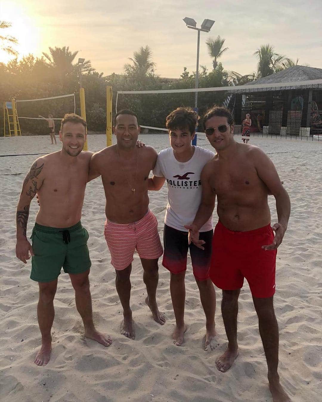 ロイ・ベーレンスのインスタグラム：「Beach Footvolley 🤙🏼⚽️ #Dubai」