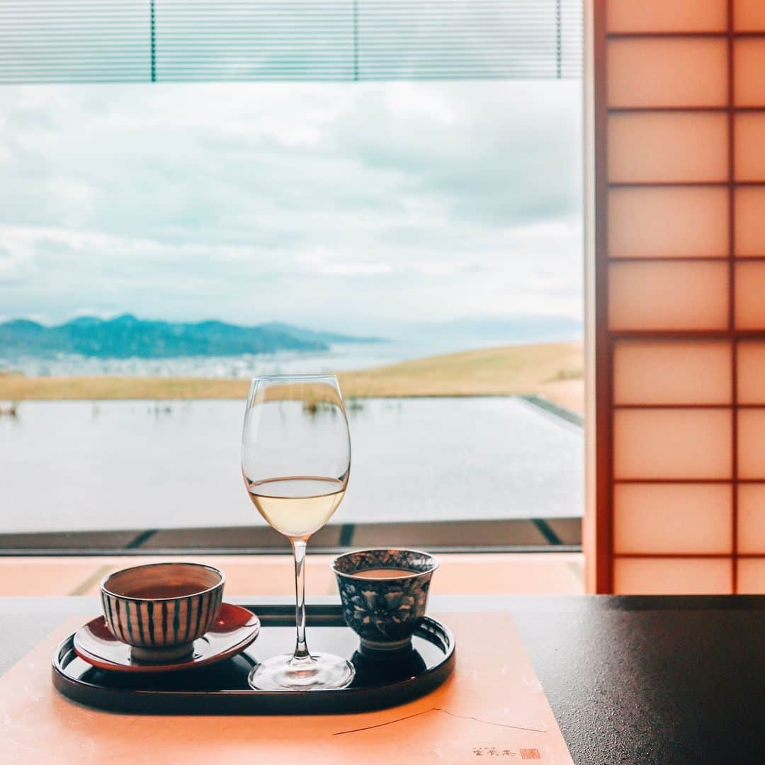 Hanako公式さんのインスタグラム写真 - (Hanako公式Instagram)「【#HanakoTravel】﻿﻿ 📍第46回目は静岡県、静岡市～川根本市～島田市の旅。﻿ ﻿ 旅したのは @sayuvanilla318さん。情緒あふれるSL列車に乗ってレトロな静岡を満喫しました。﻿ ﻿﻿ 静岡発のプロジェクト「茶事変」ではお茶のペアリングを体験、〈日本平ホテル〉では富士山を見ながら多彩なお茶いただき大満足！﻿ ﻿ #Hanako #Hanako_magazine #Hanako30th #photooftheday #foodphotography #artofvisuals #natgeo #東京カメラ部 #女子旅 #絶景 #traveling #tripstagram #タビジョ#discoverjapan #unknownjapan #beautifuljapan ﻿ ﻿#japantrip　#茶事変 #日本平ホテル #静岡 #静岡旅行 #静岡カフェ #川根本市 #静岡市 #島田市 #Shizuoka﻿ ﻿ 📣#Hanakotravel では4人のインスタグラファーが国内外のいろいろな土地を旅して、誌面とInstagramの両方で素敵な写真をお届しています。」12月30日 17時04分 - hanako_magazine