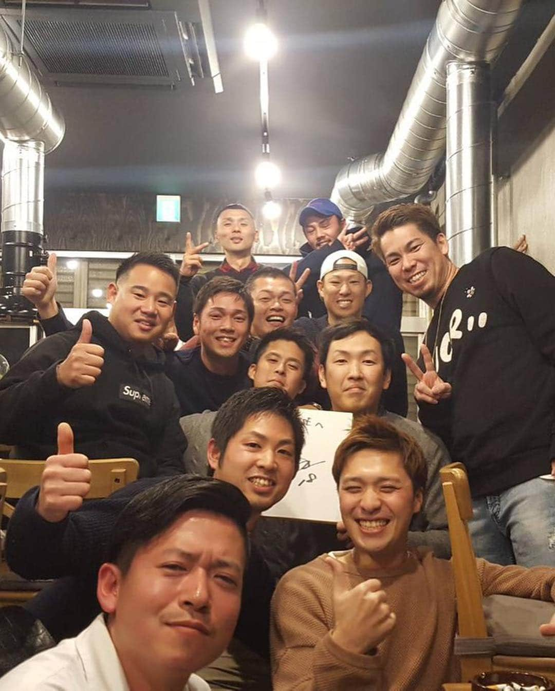 前田健太さんのインスタグラム写真 - (前田健太Instagram)「PL学園野球部同級生会✨ 毎年恒例の同級生会を2つ上の先輩のお店「焼肉 優駿」でやらせて頂きました 白い服を着ている方が店のオーナーで僕が1年生の時の3年生の浅井さんです！ 夏の甲子園に一緒に出場させて頂いた先輩。 久しぶりにみんなに会えてパワーをたくさんもらいました。 #PL学園野球部 #同級生 #毎年恒例 #パワーもらいました #焼肉#優駿 #大阪#心斎橋 #みなさんもぜひ行ってみて下さい #浅井さんが面白いです 笑 #見た目はちょっと怖いけど #とても優しい先輩です」12月30日 17時06分 - 18_maeken