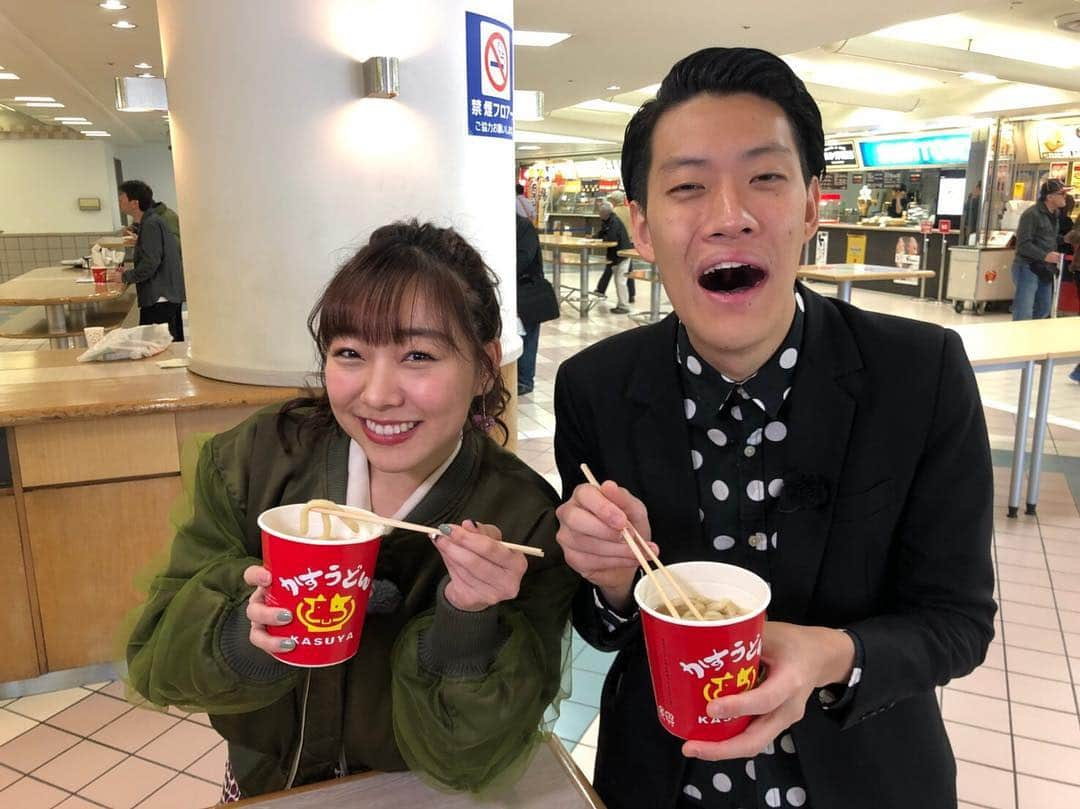 須田亜香里さんのインスタグラム写真 - (須田亜香里Instagram)「11月と12月は関テレさんにて、EVER GREENに2ヶ月連続で毎週日曜日出演させていただいて競馬を学びました♪ 2ヶ月の間に霜降り明星さんがM-1でチャンピオンになられたり せいやさんのハプニングのおかげ？で粗品さんとのカップル設定がテッパンになったり(笑) 初めてのかすうどん美味しかったなぁ〜♡ 来年はもっと競馬も詳しくなりたいし、楽しみ方をどんどん見つけていこう！  #関テレ #evergreen #競馬 #阪神競馬場 #霜降り明星 さん #かすうどん」12月30日 17時12分 - akarisuda