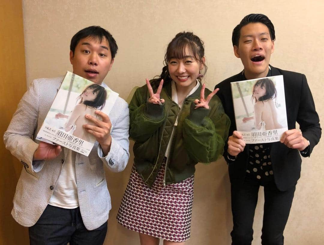 須田亜香里さんのインスタグラム写真 - (須田亜香里Instagram)「11月と12月は関テレさんにて、EVER GREENに2ヶ月連続で毎週日曜日出演させていただいて競馬を学びました♪ 2ヶ月の間に霜降り明星さんがM-1でチャンピオンになられたり せいやさんのハプニングのおかげ？で粗品さんとのカップル設定がテッパンになったり(笑) 初めてのかすうどん美味しかったなぁ〜♡ 来年はもっと競馬も詳しくなりたいし、楽しみ方をどんどん見つけていこう！  #関テレ #evergreen #競馬 #阪神競馬場 #霜降り明星 さん #かすうどん」12月30日 17時12分 - akarisuda