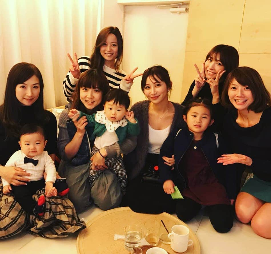 山崎真実さんのインスタグラム写真 - (山崎真実Instagram)「久しぶりに会えて嬉しかったなぁー。 また近々集まりたい！  #愛川ゆず季 ちゃん #相澤仁美 ちゃん #河中あい ちゃん #佐野夏芽 ちゃん #福永ちな ちゃん #山崎真実  #グラビア  #忘年会 #photobook」12月30日 17時33分 - mami_yamasaki0920