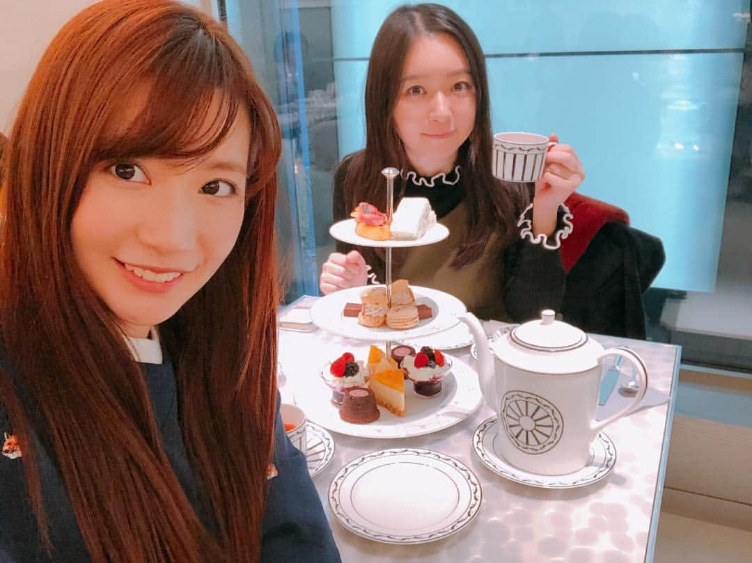 中川杏奈さんのインスタグラム写真 - (中川杏奈Instagram)「今年の総括ランチ会😻 @yuka35maron といつもの築地のお寿司屋さんでランチした後アフタヌーンティー笑(^^) 今年の思い出を振り返り、来年の抱負を話してきたよ(*^^*) 由香ちゃんとがんばってることは違うけど、目標は似たようなものなので話が合う合う💓笑 : インスタの更新も今年はこれが最後かな？ いつも応援してくれるみなさん、インスタで知って見てくれてるみなさん、お仕事にお友達に家族のみんな、今年も一年ありがとうございました(*^^*)✨✨ 細々とだけど芸能の仕事を続けられて、今年も楽しい嬉しい仕事がたくさん出来ました💗 今年はオフ会も出来たし、撮影で色々なところに行けて楽しかったな(o^^o)🎥🏖👙🍴📸✈️✨ どんなインスタにしたいか未だ迷走中ですがお仕事が増えるようにたまに色気のある写真と顔アップの写真を載せていくので、ちょっと見苦しい事もあるかもしれませんがご了承願います。 みなさんにとって来年はもっともっと素敵な毎日が訪れる最高の1年になりますように…💓💓💓 ✨✨…thanks 2018…✨✨ : #2018総括 #thanks2018 #カフェ巡り #tsukigi #ginza #アフタヌーンティー #銀座カフェ #銀座シックス #ディオールカフェ #ディオールカフェバイピエールエルメ #ginzasix #tokyocafe #メゾンキツネ  #今年も早かった」12月30日 17時56分 - annanakagawa0228