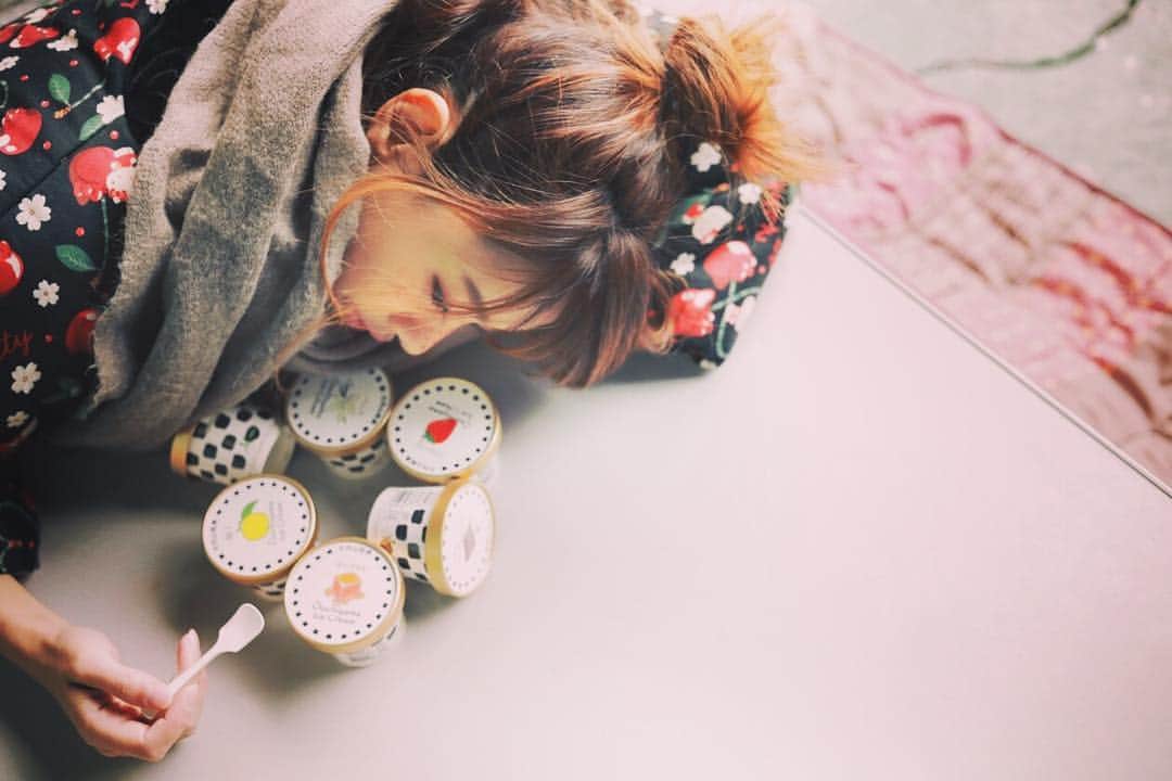 松本さゆきのインスタグラム：「#年末 #こたつでアイス #大内山牛乳 #大内山アイスクリーム 今年もあと２日で終わってしまいますね。 はやい、、 皆さま、良いお年を😻」