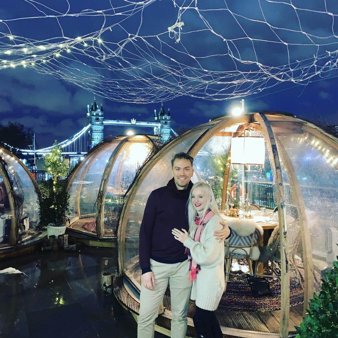 ペニー・クームズのインスタグラム：「One week ago, and I’ve already made an important wedding decision... No 1 Must have a doughnut wall.... 🥰💍🍩 . . . . #toweroflondon #towerbridge #engagementring #engaged #romantic #christmas #christmaslights #coppaclub #london #bestfriend #love」