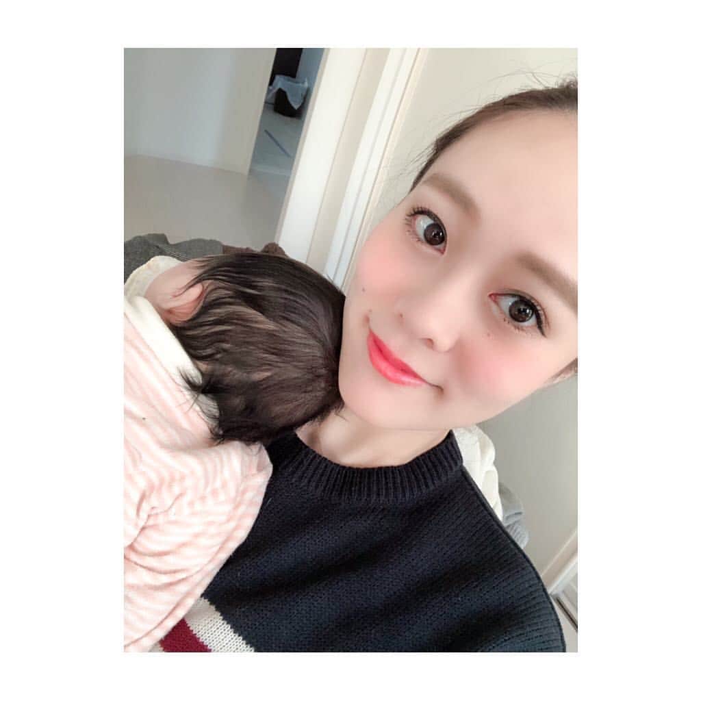 竹澤萌子のインスタグラム：「もうすぐ3ヶ月👶❤️❤️ やっと3時間おき🍼、調子良い時は朝方まで寝てくれるようになった😭💓💓🌅 初めてのクリスマスも沢山プレゼントもらって良かったね🥳🧡💛💜💚 最後の2ヶ月の写真は凡ミスで『月』1本足りなかった📸🤣🤣🤣🌀 めばえ📺も、しなーっと出てみたら、すっごい沢山の人から連絡来て嬉しかった😂❤️❤️ みんなありがとう🥺💕🙏 #baby#babygirl#2month#Christmas#tree#christmastree#present#instagood#instalike#赤ちゃん#2ヶ月#女の子#プレゼント#クリスマス#クリスマスツリー#猫#マンチカン#育児奮闘中」