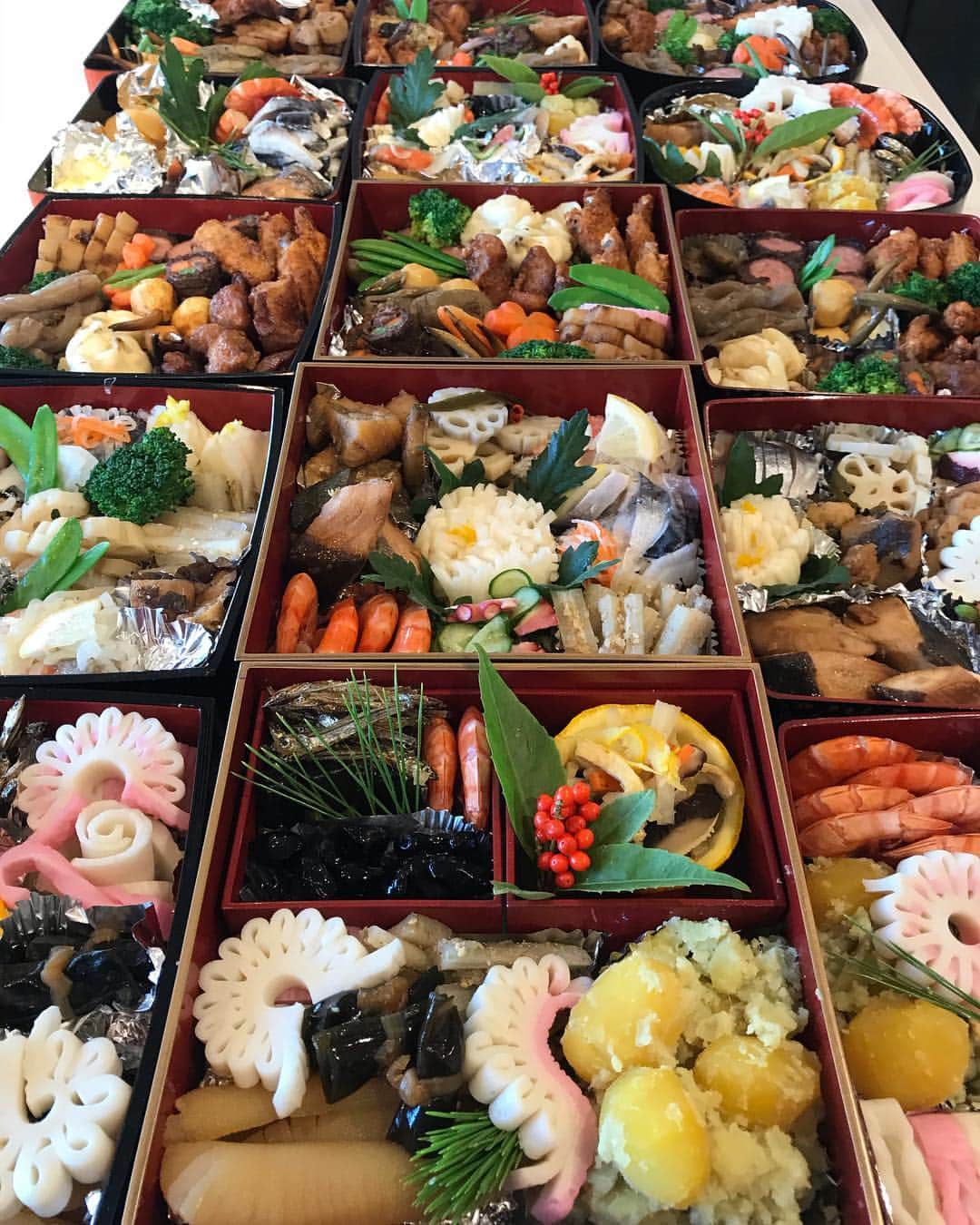 小泉里子さんのインスタグラム写真 - (小泉里子Instagram)「みんなでおせち作り🎍 並べると迫力ある〜(^^) #おせち料理 #お正月」12月30日 18時43分 - satokokoizum1