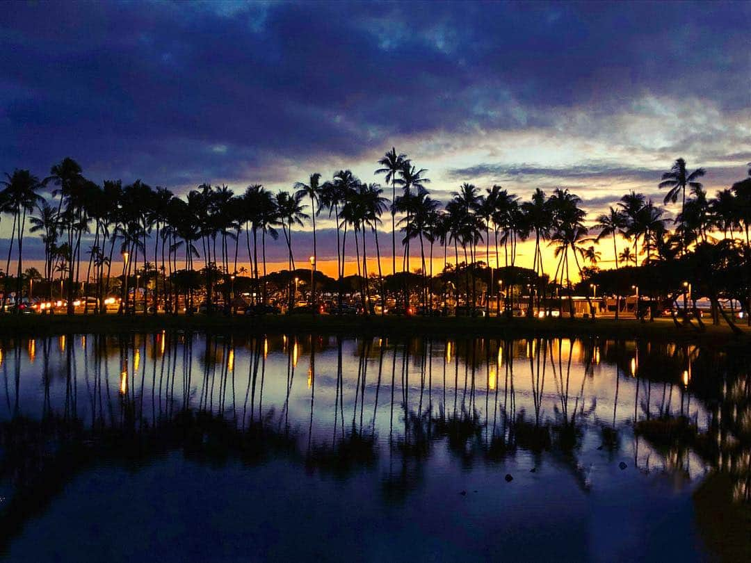 秋丸美帆さんのインスタグラム写真 - (秋丸美帆Instagram)「SUNSET 🌅 一番好きな時間😌 . #hawaii #sea #alamoana #sunset #honolulu #trip #travel #vacation #resort #ハワイ #ホノルル  #夕焼け #絶景 #夕日 #アラモアナ #南国」12月30日 19時00分 - mippy34