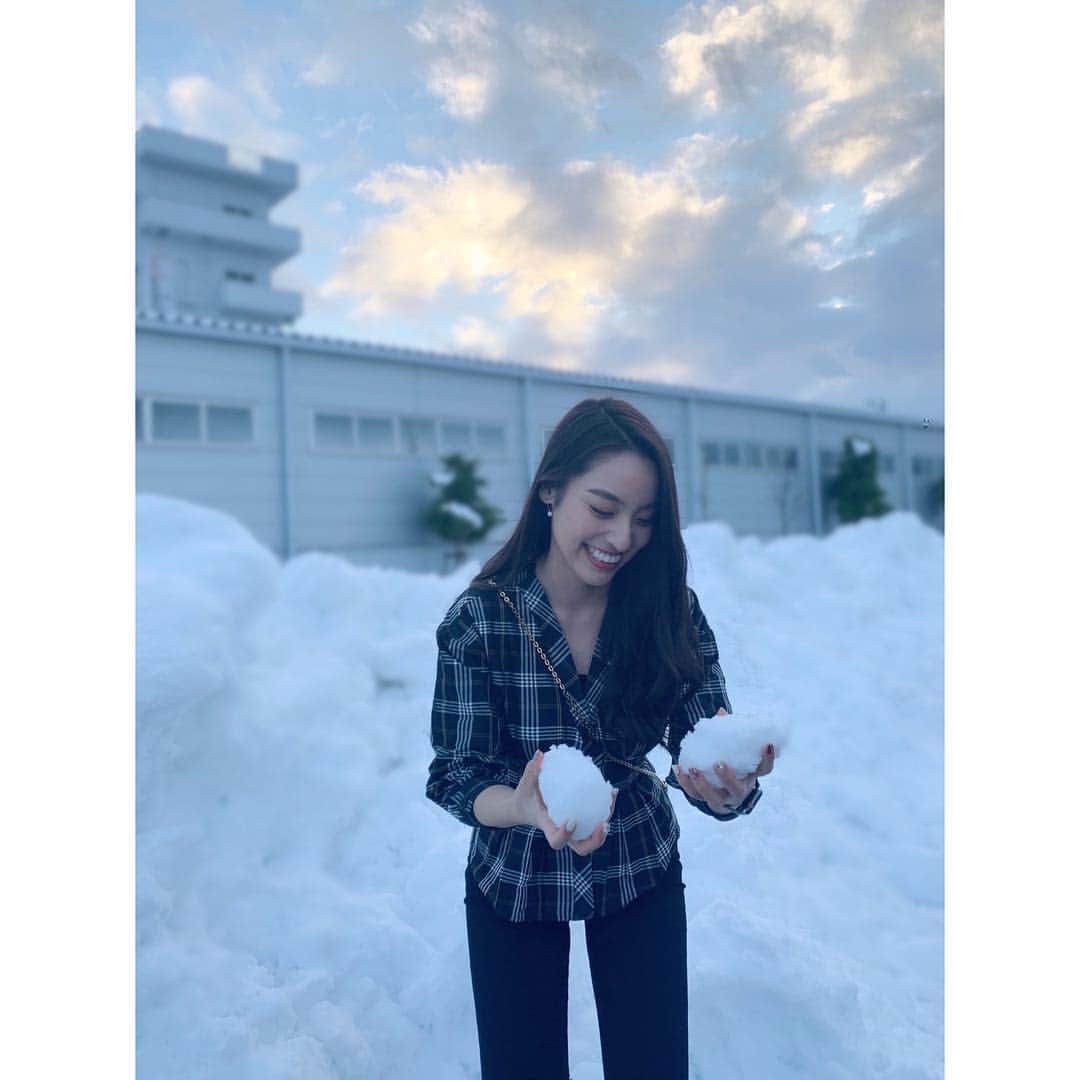 鍋谷真子のインスタグラム：「1日早いですが…2018年も皆さんお世話になりました。 今年も最高の1年になりました。🥰 2019年も毎日ハッピーでありますように!🌟 #2018年 #ハタチ」