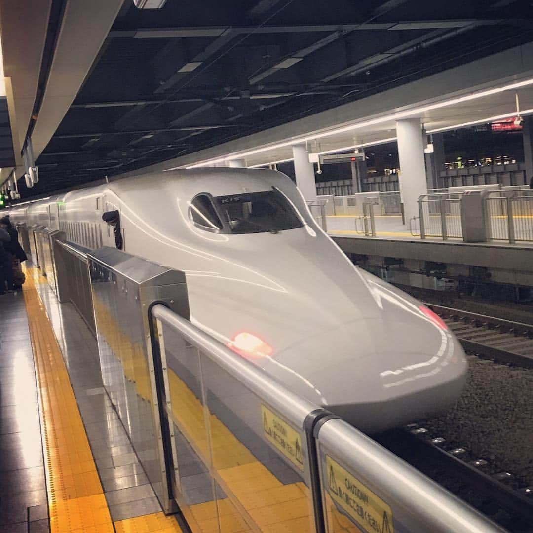 松田一輝のインスタグラム：「バタバタバタバタ。。 走り続けたら、もう年末。 仕事納めました。  今年、関わって頂いた方々に心から感謝致します。 ありがとうございました！  まだ勉強も足りないし、 イメージするところまでいけてない。悔しい。  ちょっと休んでキモチ切り替えて、また攻めてみます。 名古屋帰ります。  よいお年を！  #仕事納め  #帰省  #愛知 #名古屋  #新幹線」