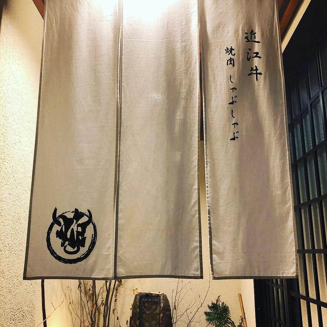 ほむら名古屋さんのインスタグラム写真 - (ほむら名古屋Instagram)「#名古屋焼肉といえばほむらだがや ﻿﻿﻿﻿﻿﻿ ﻿﻿﻿﻿﻿﻿﻿﻿ ﻿ ﻿ みなさん、こんばんわ😃﻿ ﻿ ﻿ 今年も残すところあと1日となりましたね‼️﻿ ﻿ ﻿ 年内やり残した事がないようにしましょうね✌🏻﻿ ﻿ ﻿ 2018年度もたくさんお客様にご来店いただきましてありがとうございました😊﻿ ﻿ ﻿ 皆様にとって、2019年度も素敵な一年になりますように❗️﻿ ﻿ ﻿ 本日も、ほむら名古屋は、年末営業しております‼️﻿ 皆さまのご来店お待ちしております😌✨﻿ ﻿ ﻿ By テラノ🐻♡﻿ ﻿ ﻿  A５ランクの近江牛が食べれるのはほむら名古屋がNo1‼️﻿ 本日もほむら名古屋店でお待ちしております✨﻿ ﻿ 🌸忘年会シーズン到来🌸﻿ 幹事の皆さーん✨﻿ 2018年忘年会シーズンきましたよ‼️﻿ ・ゴージャス個室あり﻿ ・団体様フロア完備﻿ ・そしてほむらのお土産ありetc…﻿ もうカンペキなお店です♡﻿ ﻿ 受付開始しており混み合っておりますのでお早めに🙇‍♂️🙇‍♀️﻿ ﻿ ﻿ ほむら名古屋店﻿ ﻿ #ほむら#homura#名古屋#肉テロ#肉﻿ ﻿ #ほむら#homura#名古屋#肉テロ#肉﻿﻿ #焼肉 #焼肉ランチ #大須 #大須観音 #上前津 ﻿ #テスト勉強 #部活 #グルメ #グルメ好きな人と繋がりたい #お誕生日会 #デート #ディナー #個室 #名古屋居酒屋 #居酒屋 #雰囲気の良いお店 #カルビ #ステーキ #牛タン ﻿ #店長テラノは最高の笑顔だった」12月30日 19時19分 - homura_nagoya