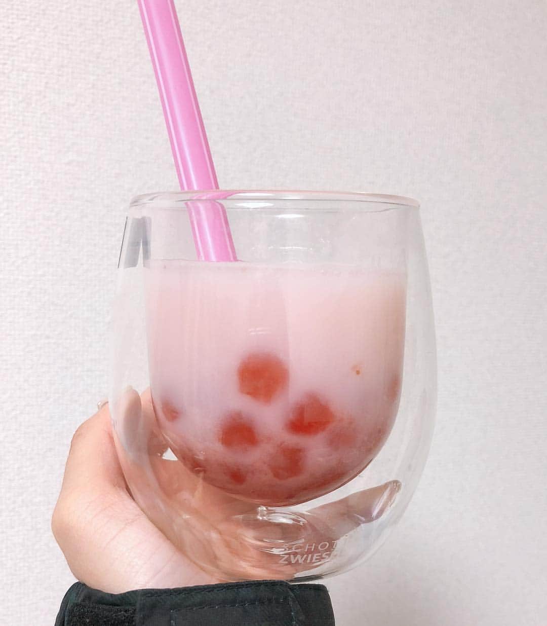 桃乃木かなさんのインスタグラム写真 - (桃乃木かなInstagram)「写真が絶望的にお洒落じゃないんだけど頂いた台灣のタピオカを飲んでいる。。。とても簡単に作れて美味しいです🤤 #イチゴカルピス #ストロベリータピオカ」12月30日 19時34分 - kana_momonogi