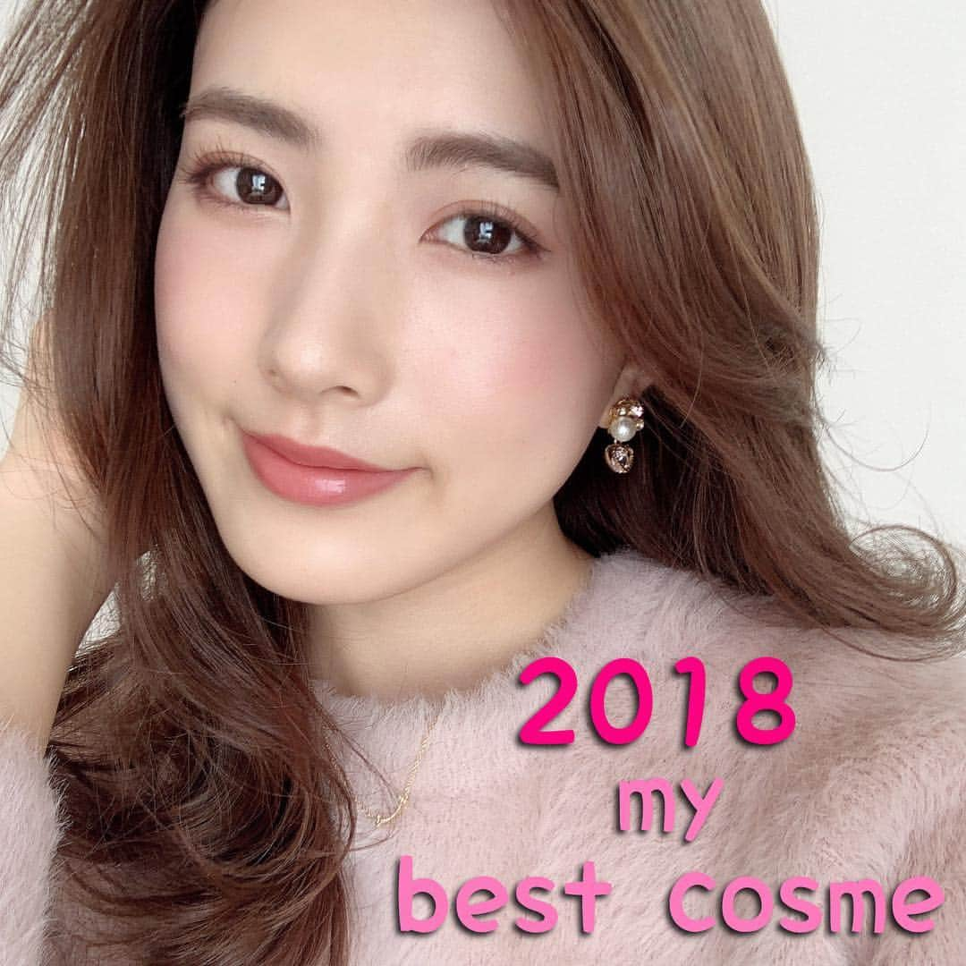 濱田あおいさんのインスタグラム写真 - (濱田あおいInstagram)「. . my best cosme💄 . 今年はありがたいことに撮影が たくさんあってなかなか自分で メイクする機会が例年に比べると 少なくなってしまったんだけど その中でも特にお気に入りの アイテムをご紹介します💘 . No.1👑 ✔︎NARS クワッドアイシャドー 3970 今年1番使ったアイシャドウです👏🏻 そして私のIGやインスタライブなどでも 度々ご紹介していたので 気づいていた方もいらっしゃったかな？？❤️ . 捨て色無しのパレットで 左上のピンクラメを下まぶたに 入れるとほんっとにほんっとに 可愛くて色んな方に褒められました💕 ピンクを使わずにベーシックな ブラウンアイシャドウとしても 使えて優秀すぎるんです👏🏻❤️ . ベーシックなのに抜け感と こなれ感が簡単に出るので メイク上級者さんや コスメ好きの方にはもちろん メイク苦手な方やデパコスデビュー 何を買おうか迷ってる方にも オススメです🌹 . 今日も使ったんだけど一番 使う使い方としては 右下→指でアイホール全体に✨ 左下→チップで二重幅までのせて 境目を指でぼかす！ 右上→チップで細く目のキワに！ 左上→チップか細いブラシで 下まぶたの黒目の下から目尻に✨ . 実はベスコス他のアイテムも ご紹介しようとしてたんだけど 文章が長くなりすぎる！(笑) どうしよう😭😭 . そしてアンケートでみなさんも ベスコスも聞けて嬉しいです❤️ みなさんのベスコス参考に ちょっと新しいものをチェック させてもらいますね🥰 . #あおいメイク#NARS#クワッドアイシャドー#アイシャドウ#アイメイク#デパコス#mybestcosme#ベスコス#ベスコス2018#コスメ#メイク#美容」12月30日 19時41分 - aoihamada