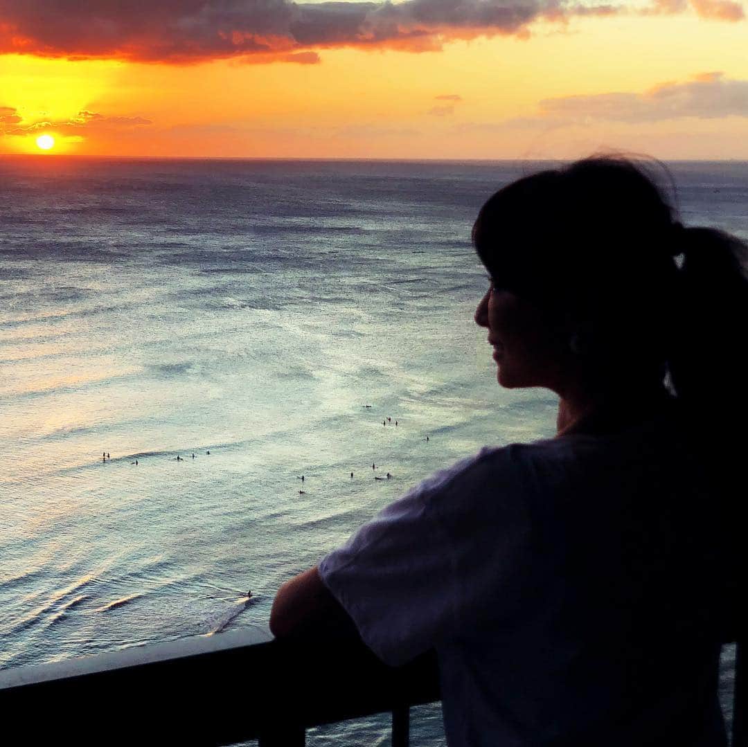 山田佳子さんのインスタグラム写真 - (山田佳子Instagram)「ハワイで見たsunsetに感動した！😊💕 今年も後2日だね…  #beautiful  #sunset #great  #nature #waikiki」12月30日 19時48分 - yoshiko117